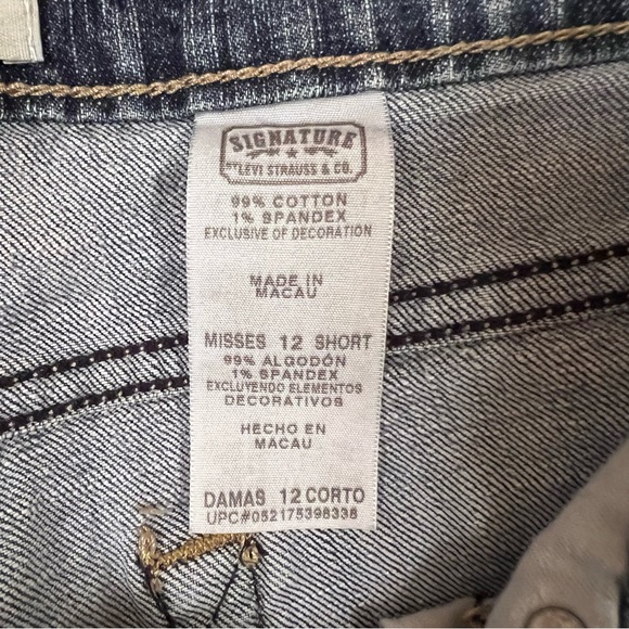 SOLD.     Levi’s low rise boot cut Signature misses 12 - Picture 5 of 6